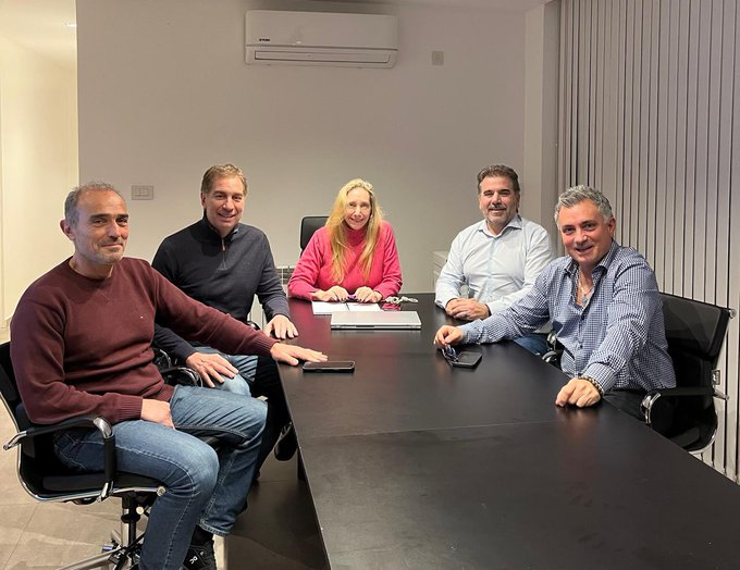 MartnPeiretti1's tweet image. 🟥✅⚠️ Tremenda pelea entre Karina Milei y Santiago Caputo, ésta elección será el final del gobierno de Milei. karina puso a jugar en esta elección a todos los Menem, volvieron los 90 y la sociedad se los va a hacer pagar. Los Menem son el cáncer de este país.