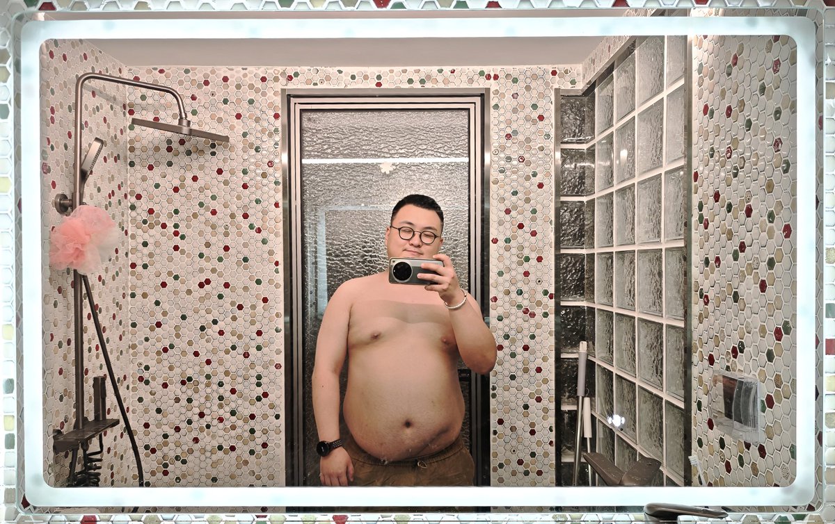 嗯，碰到大块镜子就想拍一张🌝