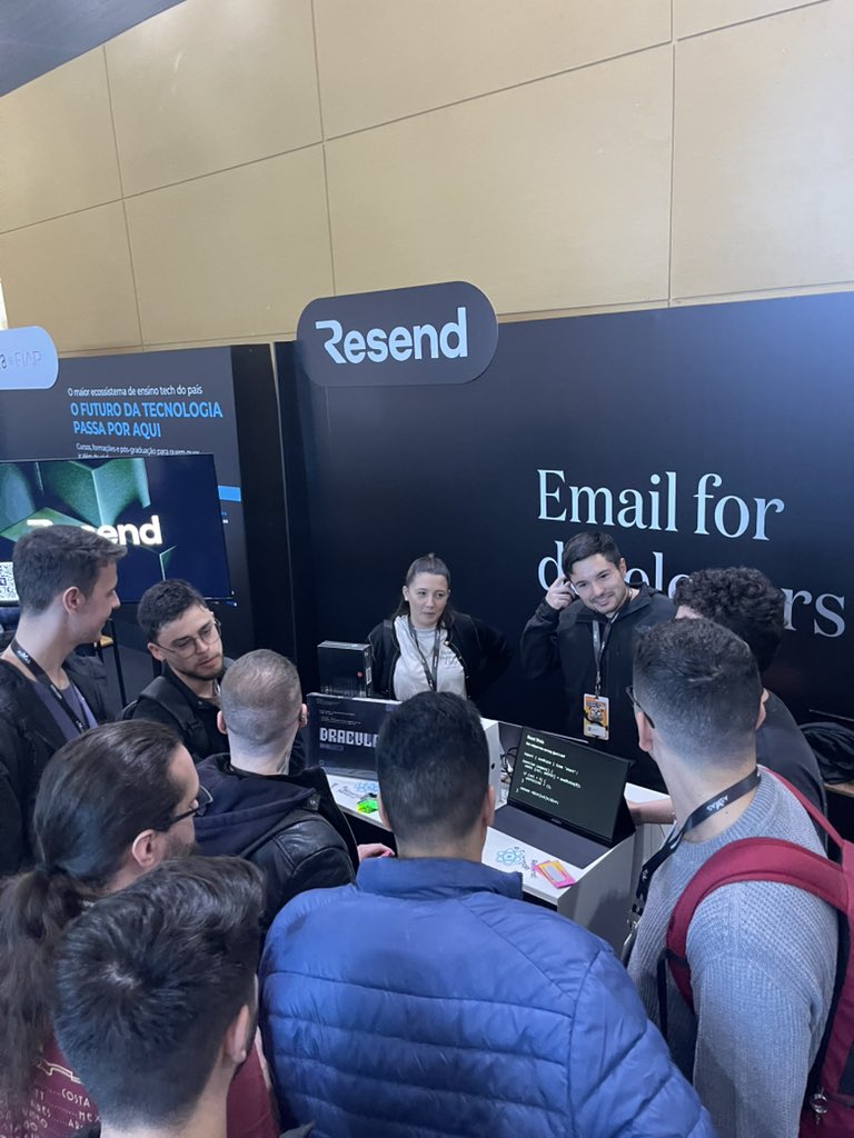 zenorocha's tweet image. The first @resend booth ever!
Extra special for being in my hometown 🇧🇷
Thank you @codecondev for having us 🖤