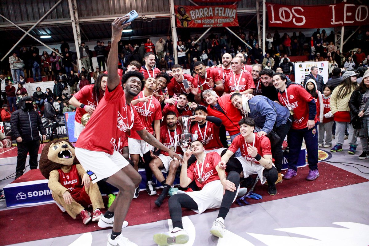 CDCLosLeones's tweet image. 🏆🗓️ ¡UN AÑO DEL RUGIDO ETERNO!
Un 20 de julio como hoy, Los Leones hicieron historia y levantaron por primera vez la 🏆 @liga_nacional
🔥 Un título que marcó un antes y un después en el club, en la ciudad y en toda la manada.
#1AñoCampeones #LosLeones #LNBChile