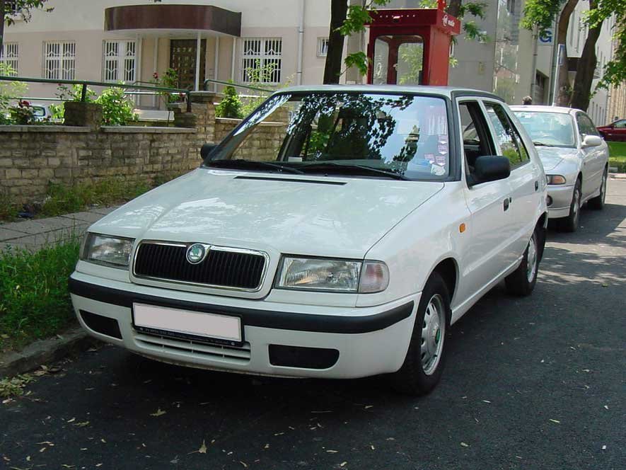 whymerawr's tweet image. First car was a white ‘97 Skoda Felicia.
It sat idle for 5 years, then when we moved it for the first time it had to be pushed. Then we sold it for ~$300 (1.65 SOL currently).
Couldn’t find the exact photo, but still have the original keychain.
Good times.
#MyFirstCarLAMBOO