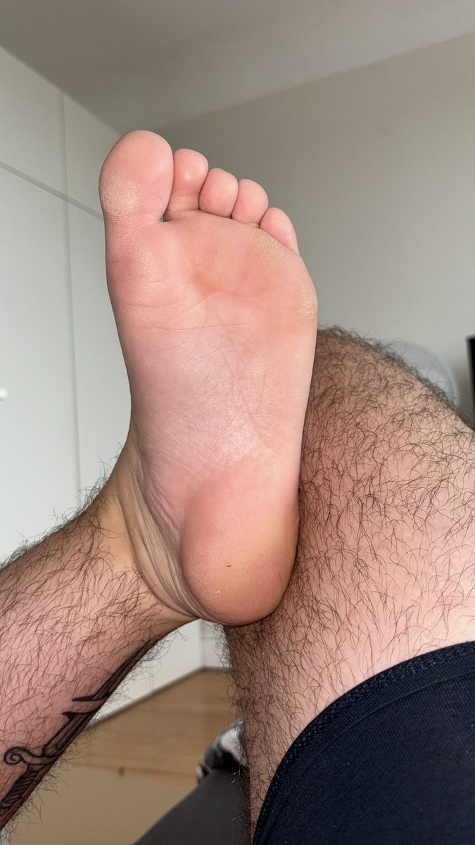 HellNightBoy's tweet photo. Occupe toi de nos pieds pendant que l’on kiff un moment à deux 😈

Soit l’esclave d’un couple de cash master 😈

#slave #cashmaster #moneyslave #paypig #cashpig #walletdrain #findom #footfetish #malefeet #horny #cash https://t.co/UDkkg5T4x1
