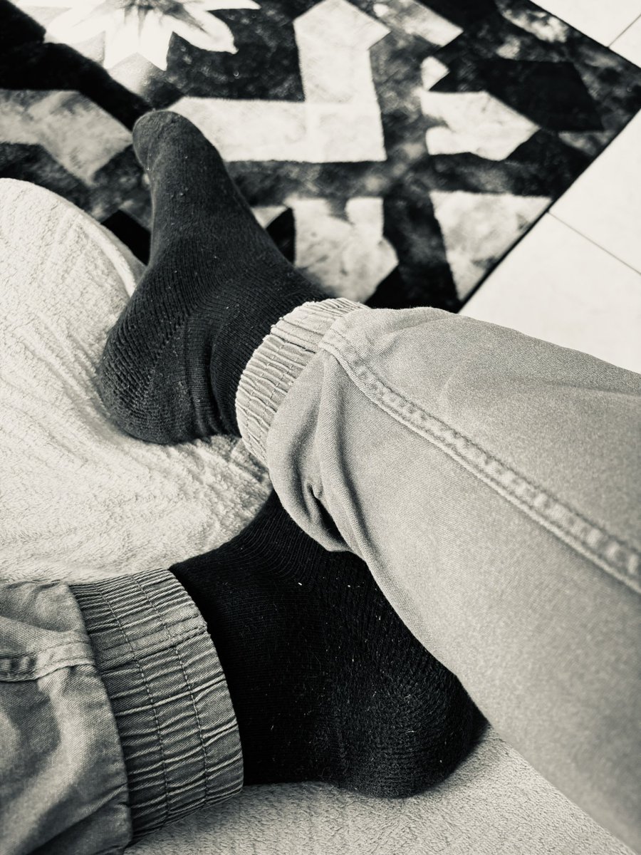 HellNightBoy's tweet photo. Occupe toi de nos pieds pendant que l’on kiff un moment à deux 😈

Soit l’esclave d’un couple de cash master 😈

#slave #cashmaster #moneyslave #paypig #cashpig #walletdrain #findom #footfetish #malefeet #horny #cash https://t.co/UDkkg5T4x1