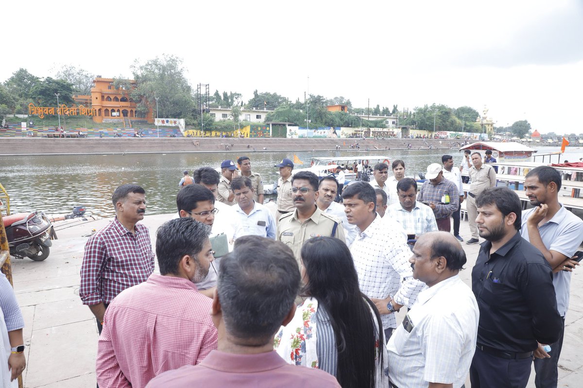 collectorUJN's tweet image. कलेक्टर श्री सिंह व SP श्री शर्मा ने कावड़ यात्रियों संग भोजन कर व्यवस्थाओं का लिया जायजा।

इंदौर रोड विश्राम गृह पर भोजन, जल, चिकित्सा, शौचालय व विश्राम की व्यवस्था सुनिश्चित। सतत पेट्रोलिंग जारी।
#KawadYatra #Ujjain #Mahakal #MPNews #KawadSeva