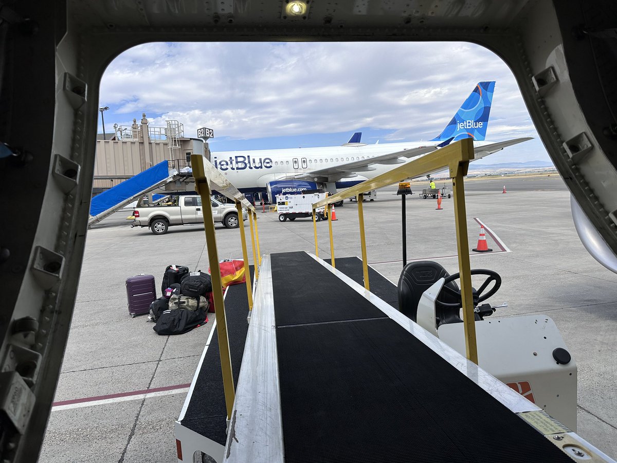 Saturn_SC2's tweet image. Ngl anyone who EVER bitches about airline baggage weight limits should be forced to load an entire 737 with heavy bags by themselves and then reevaluate