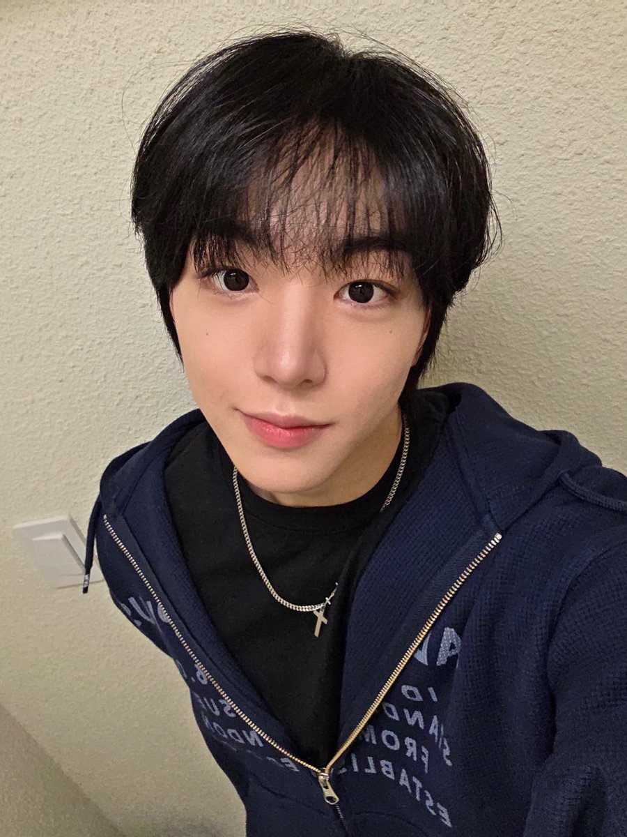 IDID_starship's tweet photo. [🌠] #백준혁_DID
오늘! 몬스타엑스 선배님들의 무대를 볼 수 있어서 너무 즐거웠습니다!! 동경해 온 선배님들의 무대를 이제는 후배가 되어서 볼 수 있다는 것이 정말 기뻤습니다. 항상 저의 미래에 대해 고민하고 어떤 아티스트로서 성장해 나가야 할지에 대해 고민이 많았는데 이번 선배님들의 무대를 통해 정말 많은 것을 느꼈고 제가 나아가야 할 방향을 알게 된 것 같습니다. 감사합니다!!!

#IDID #아이딧 #BAEKJUNHYUK #백준혁