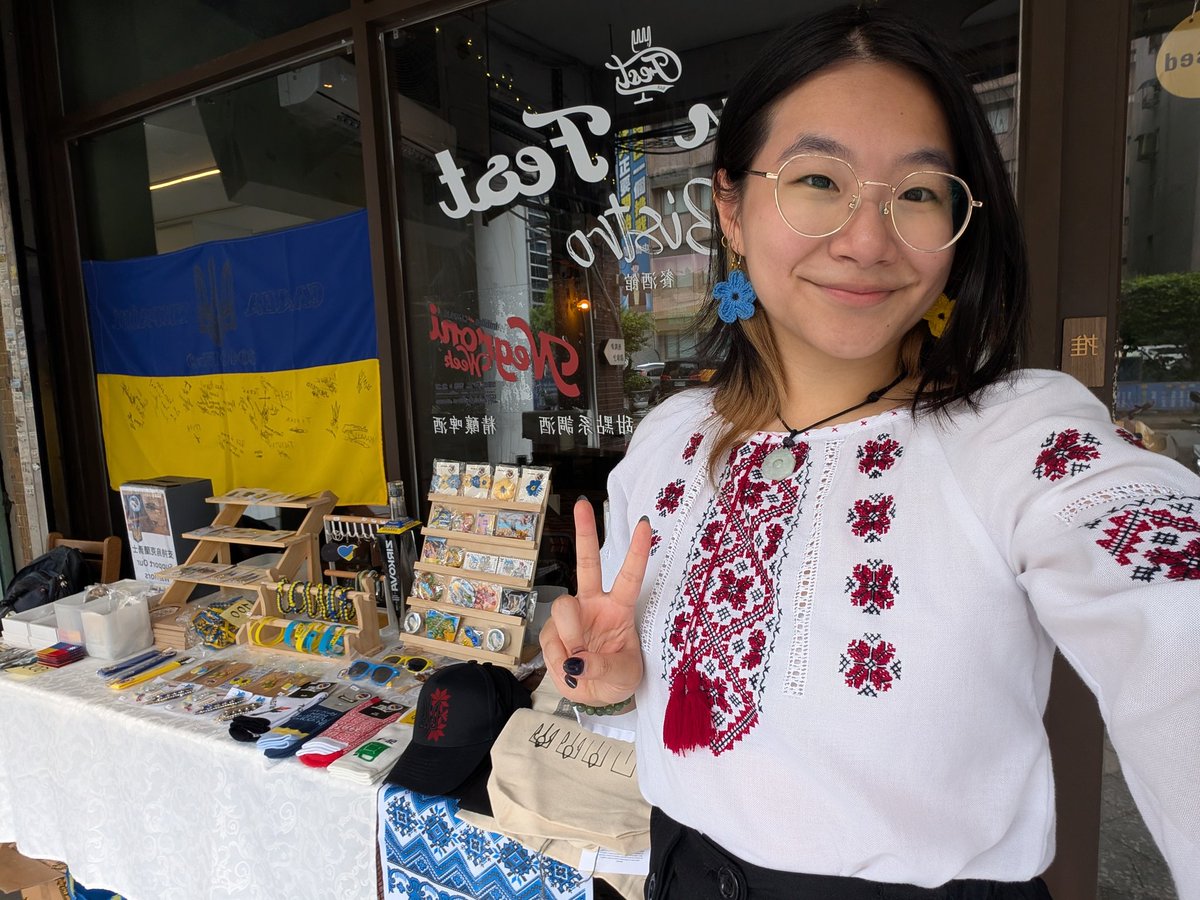 aurorachaang's tweet image. helping out at @stwithukrainetw's 10th ukrainian food day in taipei, which was also a belated celebration for ivana kupala - event made over $70k ntd, to be donated to ukraine!
台灣烏克蘭陣線今天在台北辦了第十次的烏克蘭美食日活動,為烏克蘭募了七萬多臺幣!
Слава Україні 🩵💛
