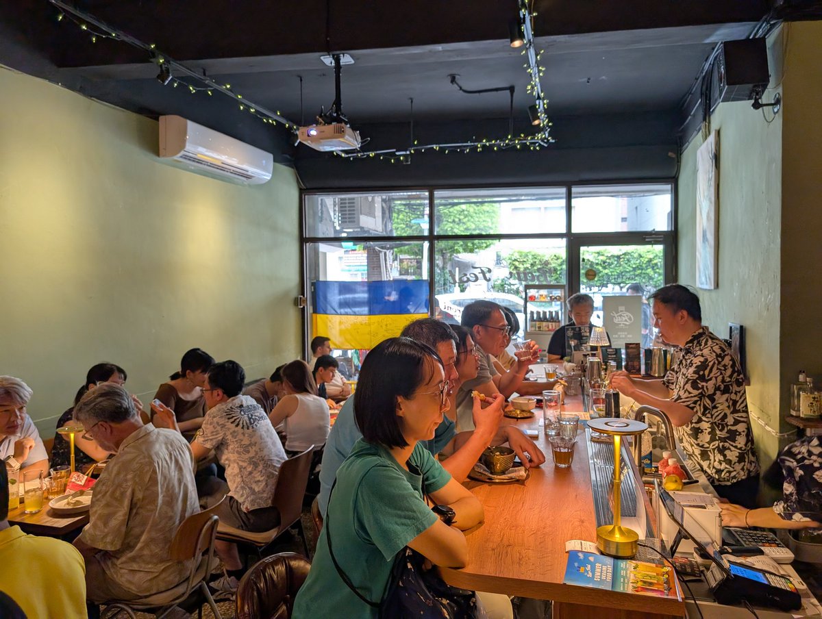 aurorachaang's tweet image. helping out at @stwithukrainetw's 10th ukrainian food day in taipei, which was also a belated celebration for ivana kupala - event made over $70k ntd, to be donated to ukraine!
台灣烏克蘭陣線今天在台北辦了第十次的烏克蘭美食日活動,為烏克蘭募了七萬多臺幣!
Слава Україні 🩵💛