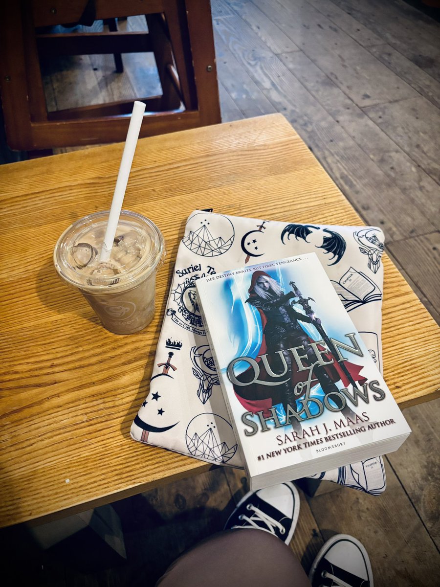 Ninjaacaitz's tweet photo. ❣️☕️ my happy place 📖❣️
#books #coffee #throneofglass #queenofshadows #sarahjmaas #reader #reading https://t.co/jXgToG2BWR