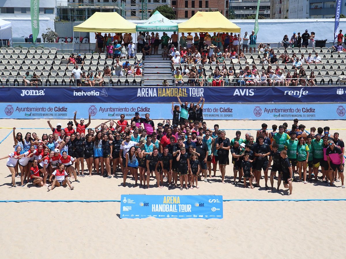 📸¡La foto de familia!
🔥Aquí tenemos a los campeones y subcampeones del #Arena1000 Cádiz en categoría juvenil y senior 

▶️ Un agradecimiento especial a <a href="/Cadiz_es/">Ayuntamiento de Cádiz</a>, <a href="/diputacioncadiz/">Diputación de Cádiz</a> y <a href="/FAndaluzaBM/">Federación Andaluza de Balonmano</a> por haber hecho este #Arena1000 posible👏🏻