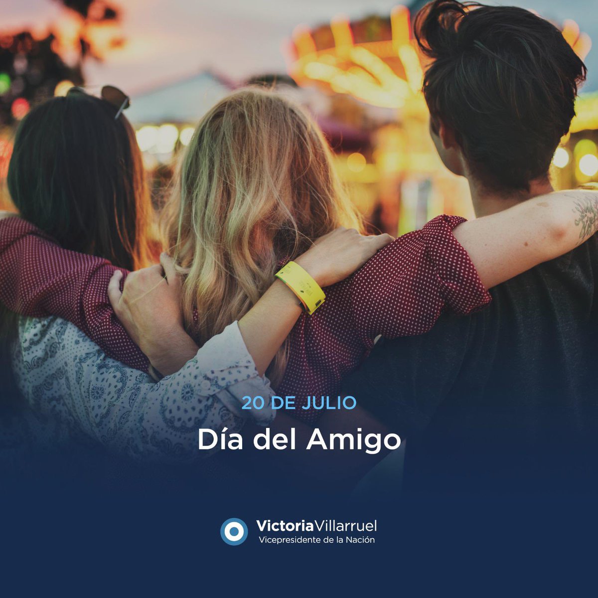 La amistad verdadera no necesita ruidos ni multitudes. Se basa en la lealtad, el respeto y el coraje de estar presente cuando muchos eligen desaparecer.
Un amigo no es el que aplaude todo, sino el que te dice la verdad, te acompaña en la adversidad y celebra tus luchas con