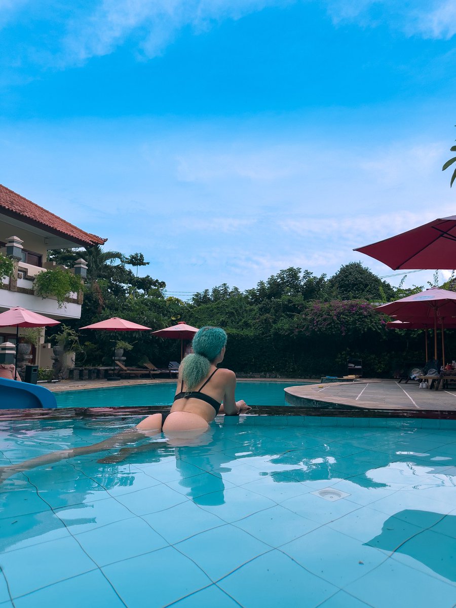 thequeenbsav's tweet image. Current status: floating through life 🛟🥰 #poolfun #sundayvibes