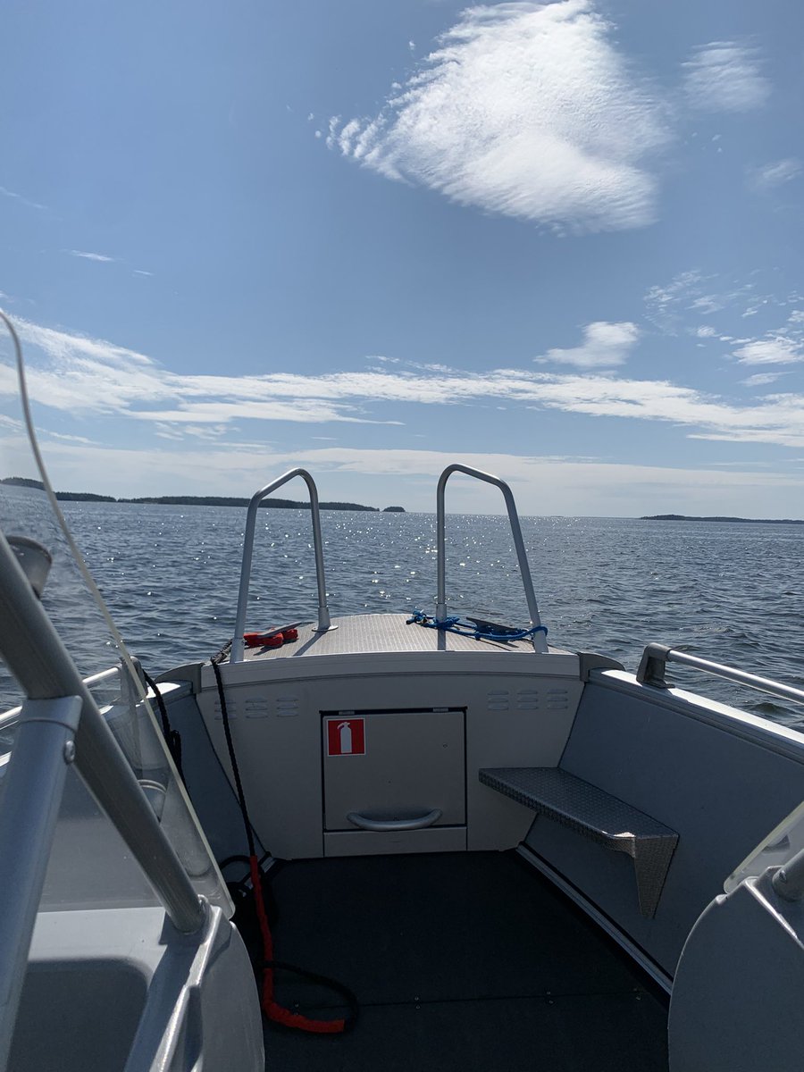 Lempimartta's tweet image. ”Vilvoitteluajelu” Kuorsalon ja muutaman muun saaren ympäri. #meri #taivas #itäinensuomenlahti
Taas on hiki!