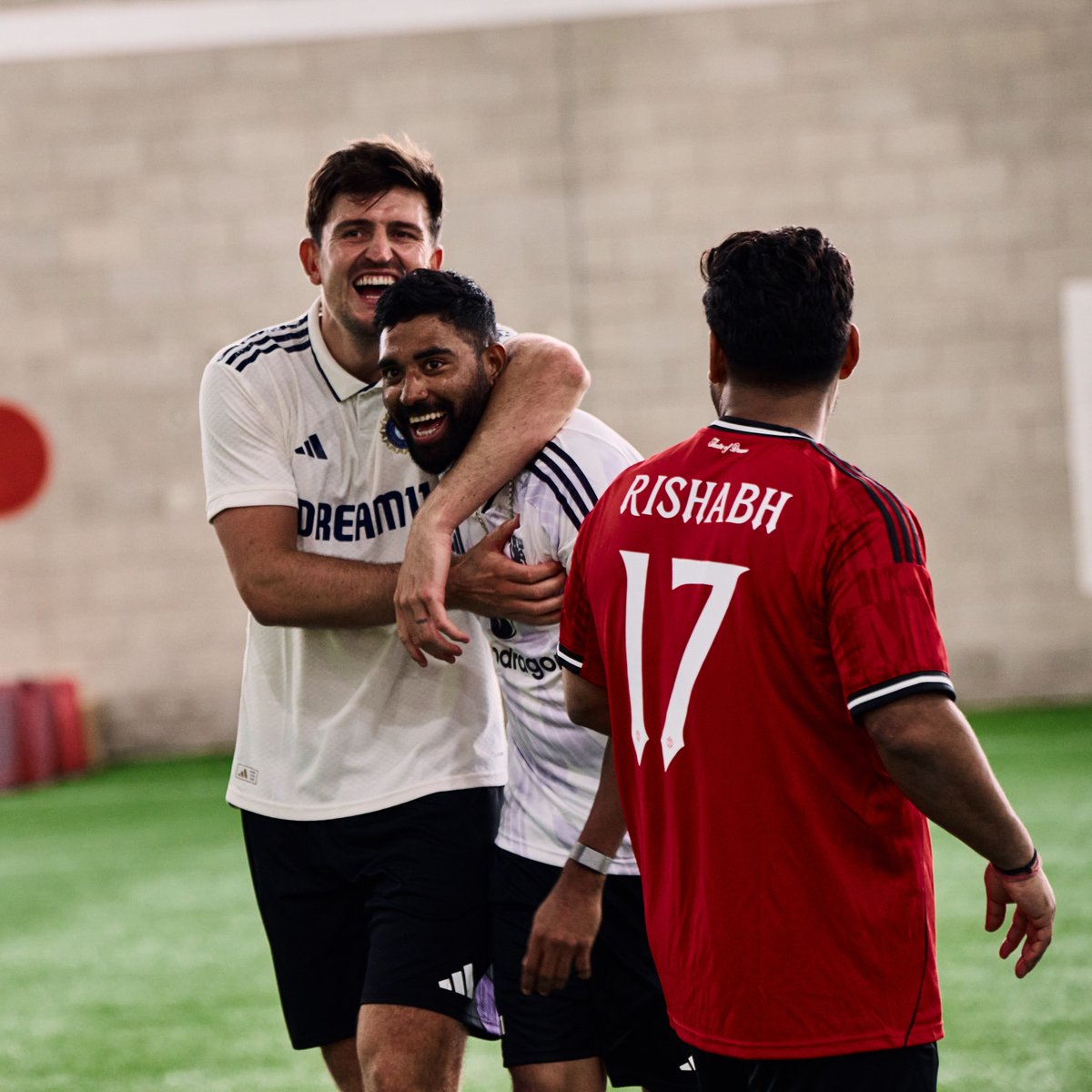 ManUtd's tweet photo. What a link-up 🤩

⚽️🏏 @adidas