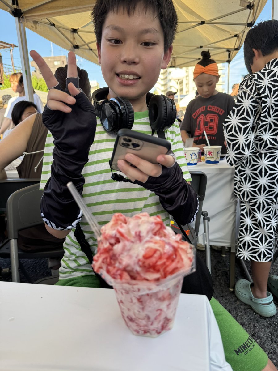 tkocombo's tweet image. 映画の後は、坂戸北口サンロードのお祭りに行ってきました。小規模ながら沢山の人で賑わっておりました。
娘は金魚掬いで一瞬で破れてたけど、鯉釣りは楽しそうに釣れてました。
自分は広島焼き+イカ焼き+カルビ串を食べたよ。
合唱部のYOASOBI群青が良かったです。