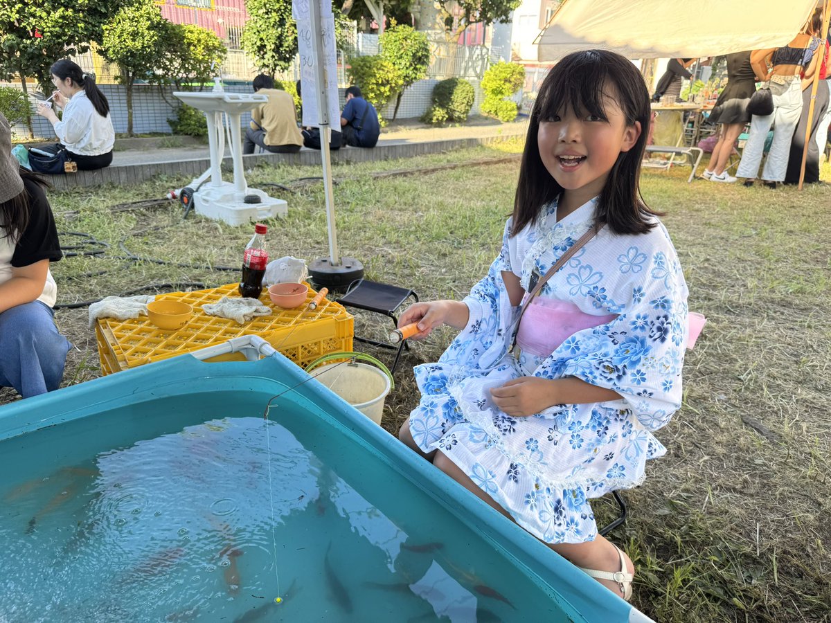 tkocombo's tweet image. 映画の後は、坂戸北口サンロードのお祭りに行ってきました。小規模ながら沢山の人で賑わっておりました。
娘は金魚掬いで一瞬で破れてたけど、鯉釣りは楽しそうに釣れてました。
自分は広島焼き+イカ焼き+カルビ串を食べたよ。
合唱部のYOASOBI群青が良かったです。