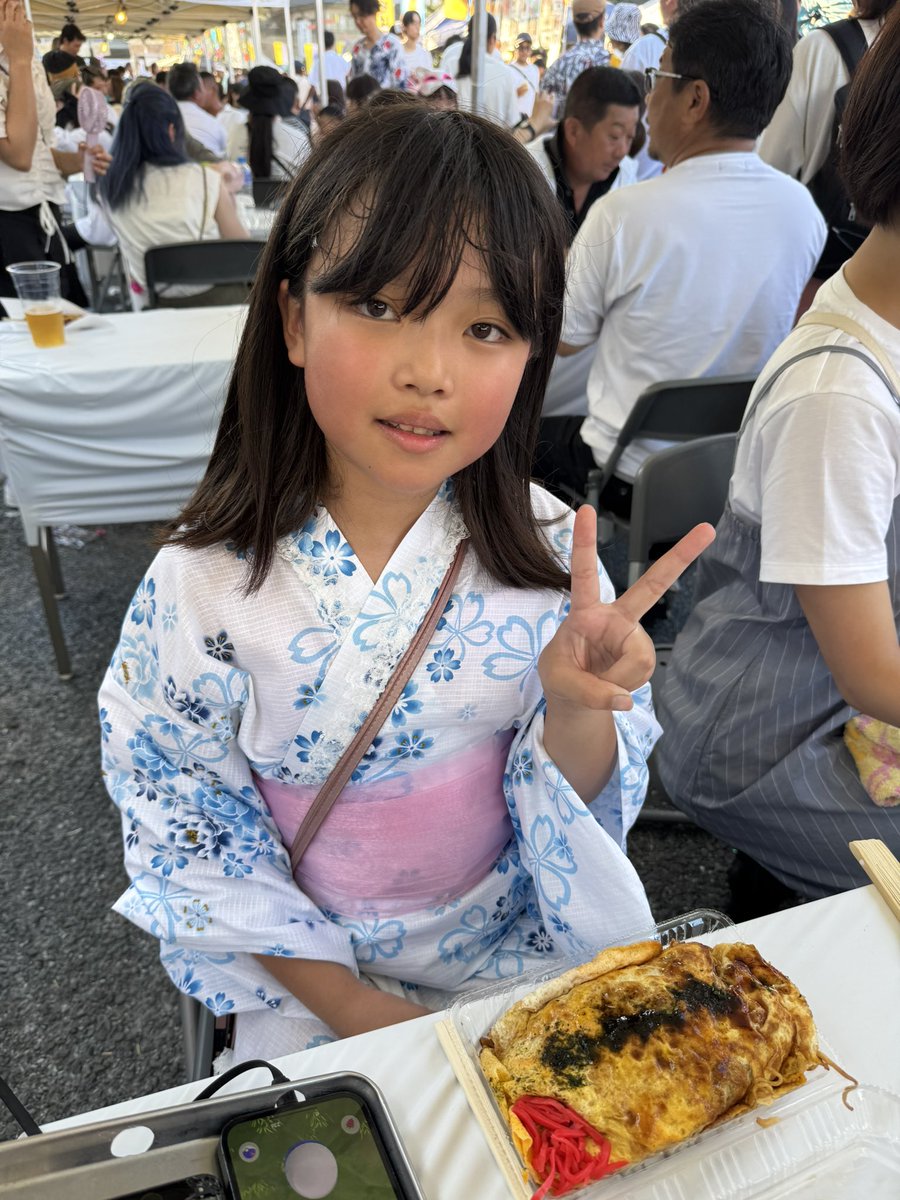 tkocombo's tweet image. 映画の後は、坂戸北口サンロードのお祭りに行ってきました。小規模ながら沢山の人で賑わっておりました。
娘は金魚掬いで一瞬で破れてたけど、鯉釣りは楽しそうに釣れてました。
自分は広島焼き+イカ焼き+カルビ串を食べたよ。
合唱部のYOASOBI群青が良かったです。