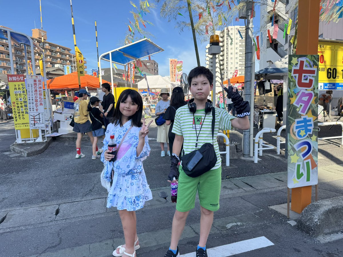 tkocombo's tweet image. 映画の後は、坂戸北口サンロードのお祭りに行ってきました。小規模ながら沢山の人で賑わっておりました。
娘は金魚掬いで一瞬で破れてたけど、鯉釣りは楽しそうに釣れてました。
自分は広島焼き+イカ焼き+カルビ串を食べたよ。
合唱部のYOASOBI群青が良かったです。