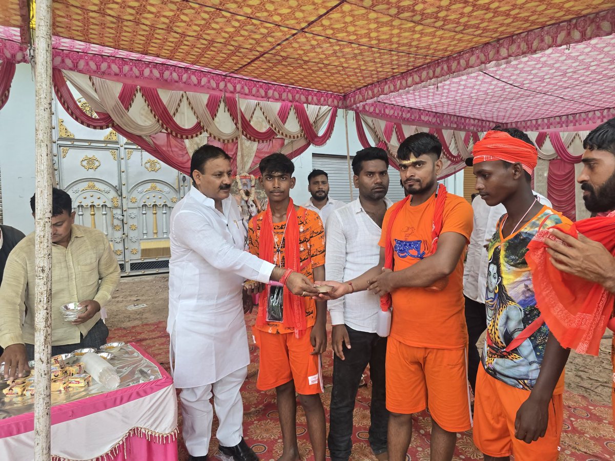 Virendra_mla's tweet photo. आज पवित्र श्रावण मास के सोमवारी की पूर्व संध्या पर अंधऊ में “ निशुल्क बोल बम कांवरिया समीति ” द्वारा आयोजित शिविर में उपस्थित शिवभक्तों एवं कांवड़ियों को प्रसाद एवं पेयजल आदि वितरित किया। महादेव सभी की मनोकामनाएं पूर्ण करें। हर हर महादेव 🙏 https://t.co/ETxYqJEFqJ