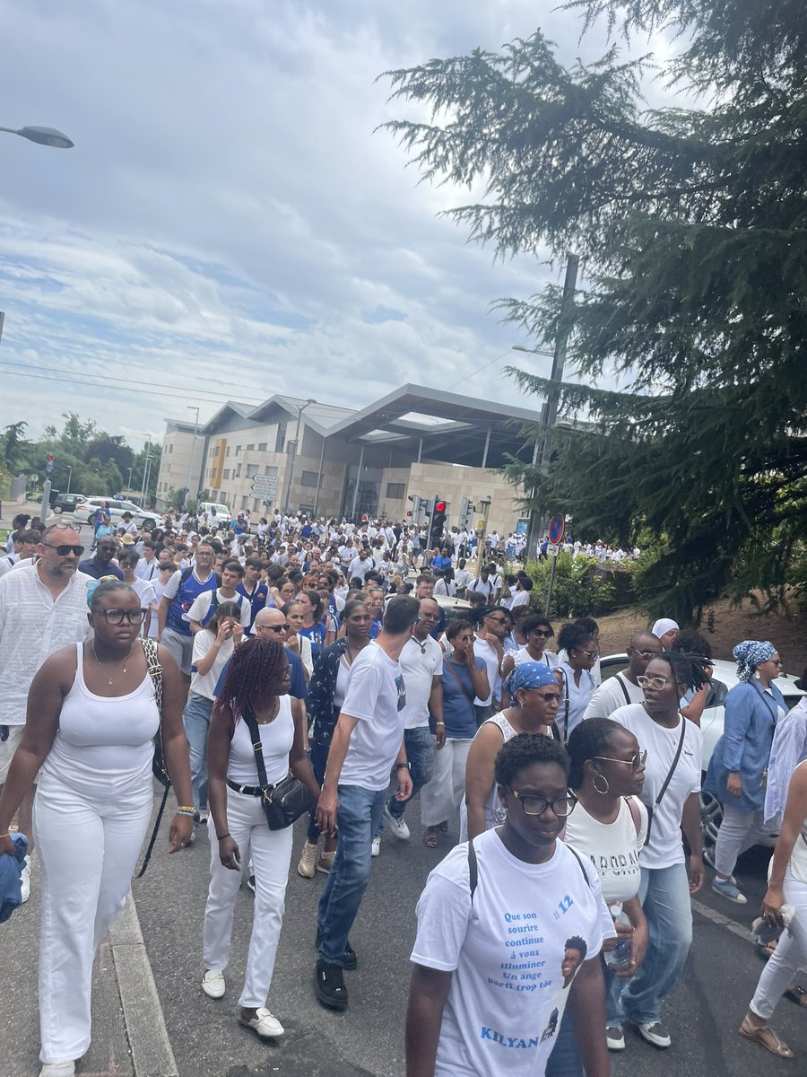 cflevy's tweet image. Immense tristesse à Vénissieux cet après-midi lors de la marche blanche en hommage à Kylian, 17 ans. Une vie fauchée . Ce drame nous bouleverse et nous concerne tous. Soutien à sa famille, à ses proches et aux habitants de Vénissieux