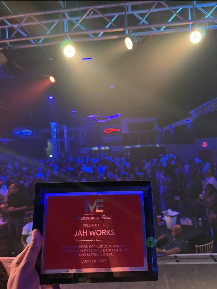 JahOGAworks's tweet image. MiamiのBig DanceでLegendたちと一緒に、レゲエへの貢献を認めてもらい、このAwardをいただきました🏆
この文化への感謝とリスペクトを込めて。
この賞は俺だけのもんじゃない。仲間・ファン・家族みんなで受け取ったと思ってます。
日本から世界へ、旅はまだまだ続く🔥#REGGAE
