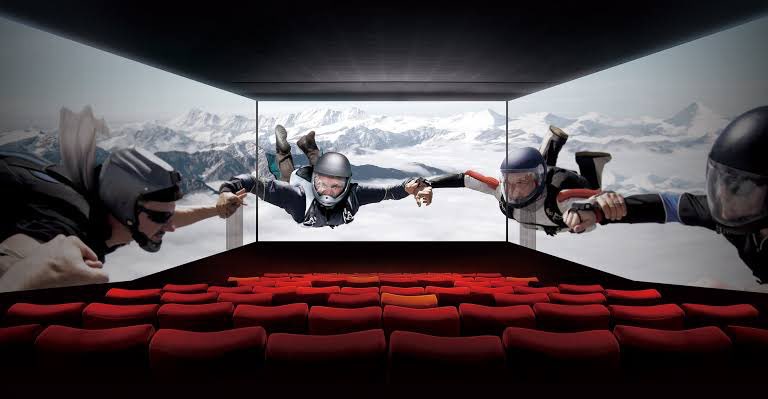 初めてユナイテッド・シネマの
スクリーンXで鑑賞してきました☁️𓈒 𓂂𓏸
正面、側面の3面270°の視界全てで映画を鑑賞できる
没入感、臨場感たっぷりなスクリーン🎞️