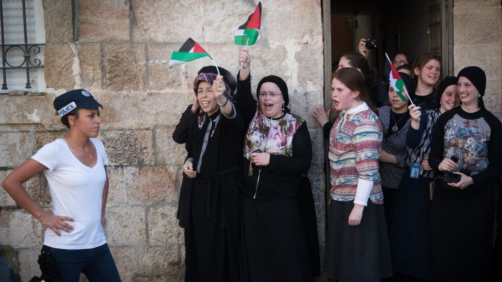 jewishvoicelive's tweet image. A photo of Palestinian Jewish women protesting Israeli police.
This is the Mea Shearim neighborhood, where the anti-Zionist Jewish community in Jerusalem, the capital of the State of Palestine, lives.
Zionist Israeli police raided the neighborhood, and anti-Zionist Palestinian…