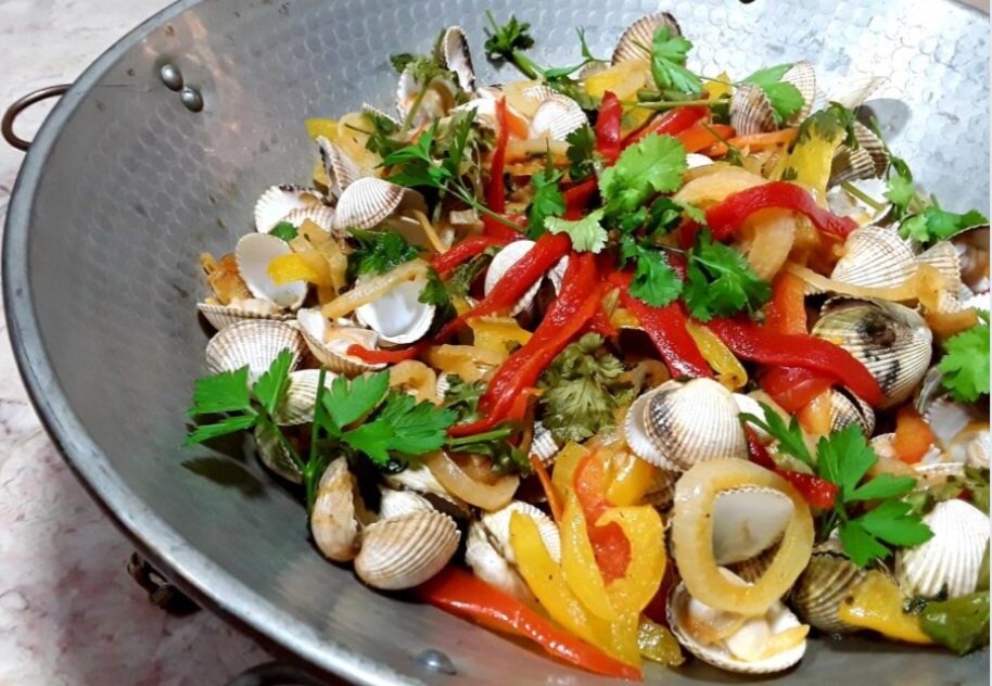 ColoridaComida's tweet image. É uma receita bem simples e que fica uma delícia! Um berbigão feito na cataplana. É lógico que dá para cozinhar dentro de um tacho.
A receita no blog➡️ comidacolorida.com 
Receita 👇
comidacolorida.com/2021/03/04/ber…
Vídeo👇
youtu.be/cpgC3Y7X-Og?si…