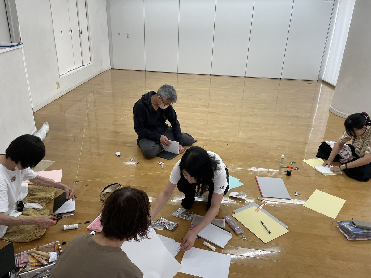 amusetriangle's tweet image. 今日は、音響のあなみさん、当日お手伝いにもお越しくださる中村大介さんもお越しいただきました。長時間、ありがとうございました!
写真は、工作のワークショップ…ではなく、台本の表紙製作中の一コマです。作り方も仕上がりにも個性が出ました(笑)