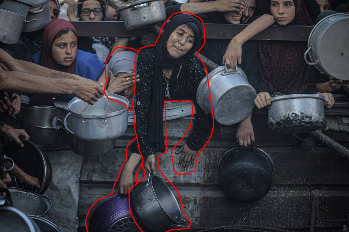ungemeve's tweet image. ℹ️ Derzeit wird ein Bild herumgereicht, das zeigen soll, dass „Israel die Menschen in Gaza verhungern lässt“.
Andere mutmaßen, dass das Bild AI ist. Weil es so scheint, als hätte die Frau im Mittelpunkt drei Arme.
▶️ Das Bild ist echt.
Der Arm gehört zu der Frau daneben.
Das…