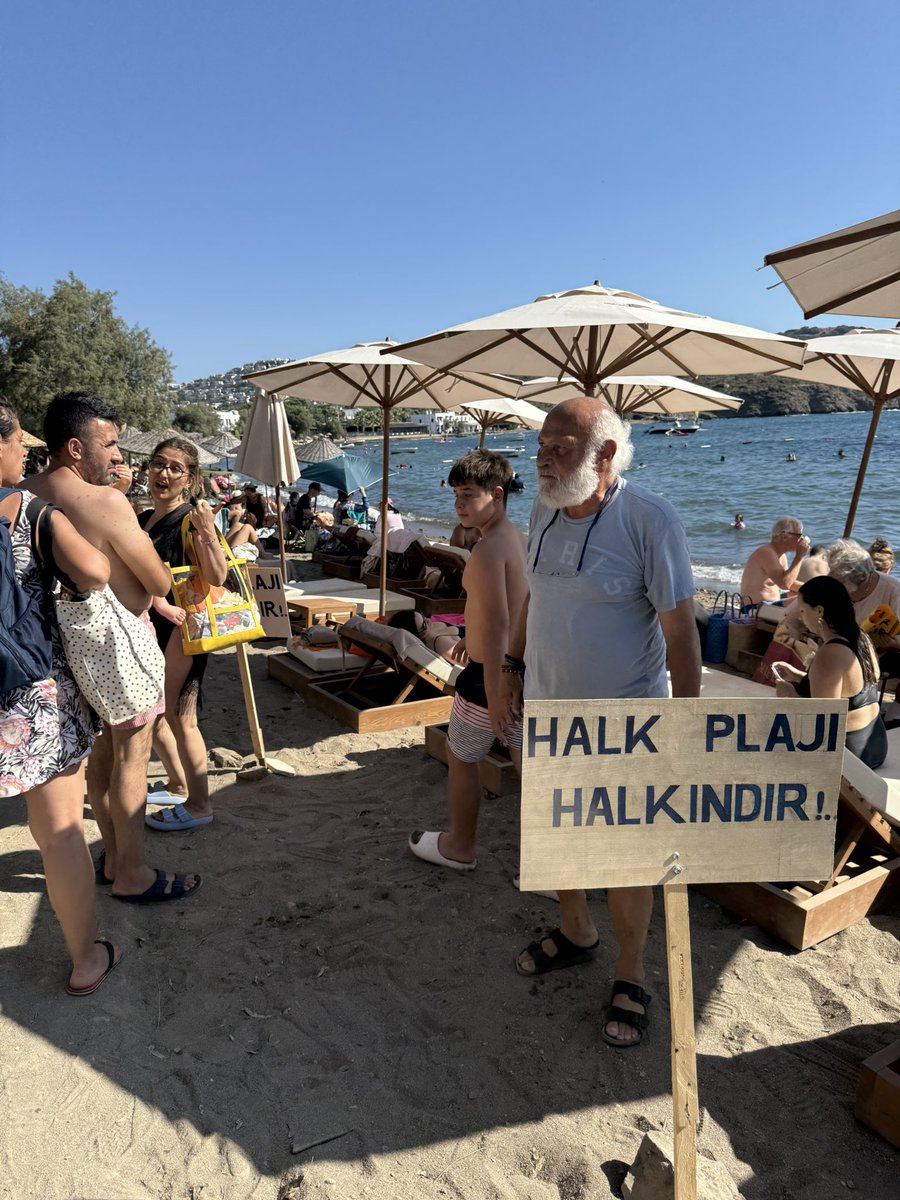 pelindilaraclk's tweet image. Bodrum-Gümüşlük’te bir beach club, halk plajını işgal ederek kendi sezlonglarını yerleştirdi. Halka ait kumsalda en küçük bir sandalye alanı dahi bırakmadıkları için haklı olarak protesto ediliyor. Halk plajı halkındır.