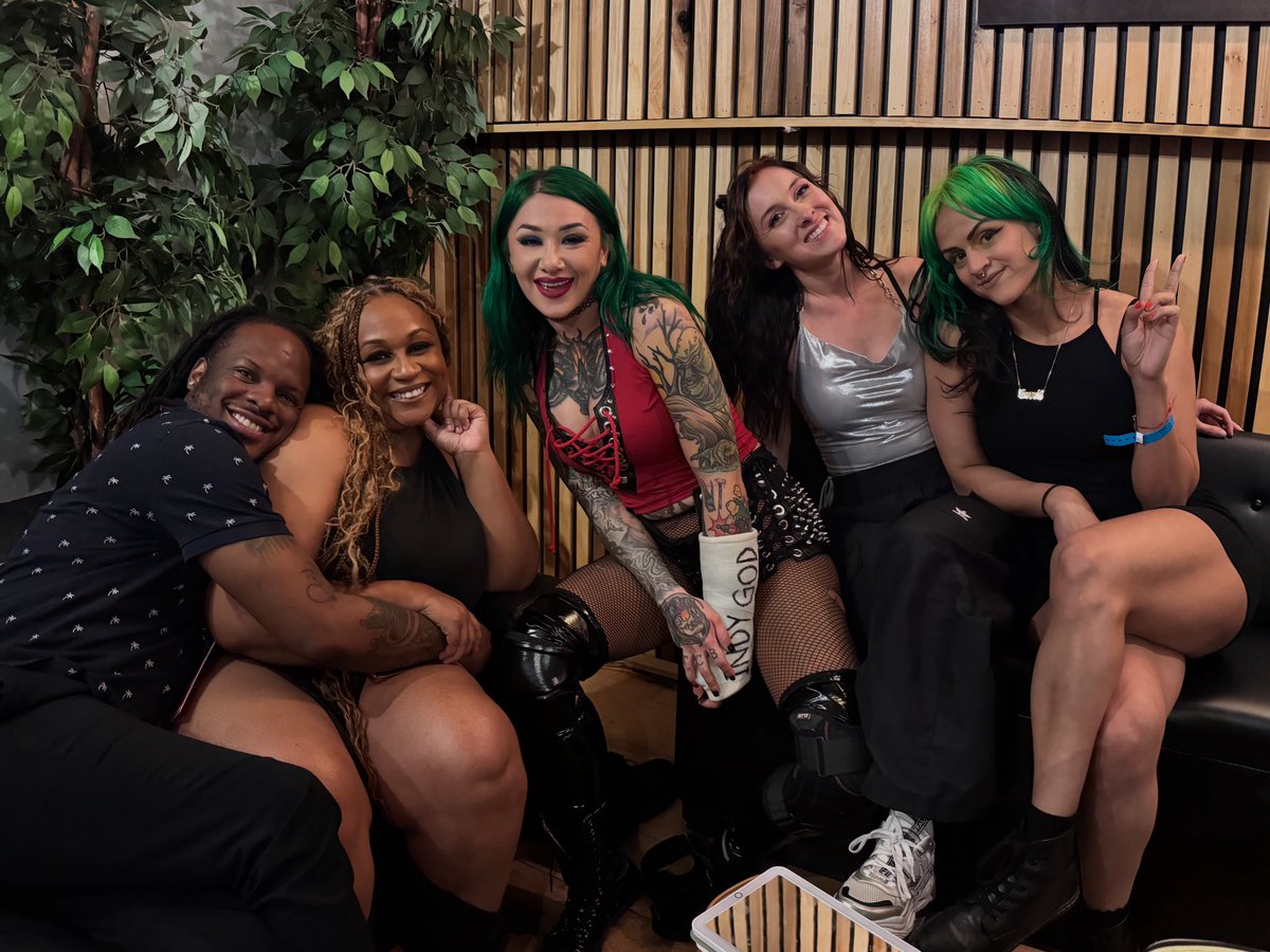 If you know me, you know I love my girls 🩷