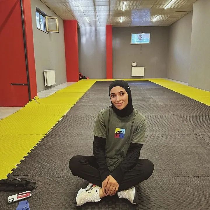 trt_espanol's tweet photo. Rabia Topuz es boxeadora turca y tiene 24 años. Ha superado todo tipo de obstáculos. Y hoy sueña con levantar la bandera de su país en los Juegos Olímpicos de 2028. Su historia revela cómo las tragedias pueden ser lecciones de fortaleza. https://t.co/gWBCTtoIKF https://t.co/XtedXnhsUF