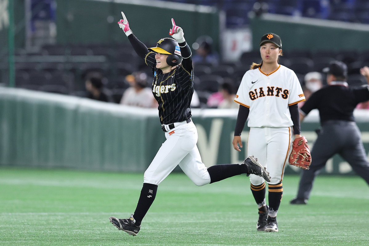 Tigers_Women's tweet image. 本日、KONAMI presents「読売ジャイアンツ女子チーム(以下 読売女子)対阪神タイガースWomen(以下 阪神TW)」を行いましたのでお知らせします。
7/20(日) 東京ドーム
阪神TW 051 000 3 | 9
読売女子 000 003 0 | 3
試合の詳細はスポナビをご覧下さい💁♀️ sports.yahoo.co.jp/official/detai…