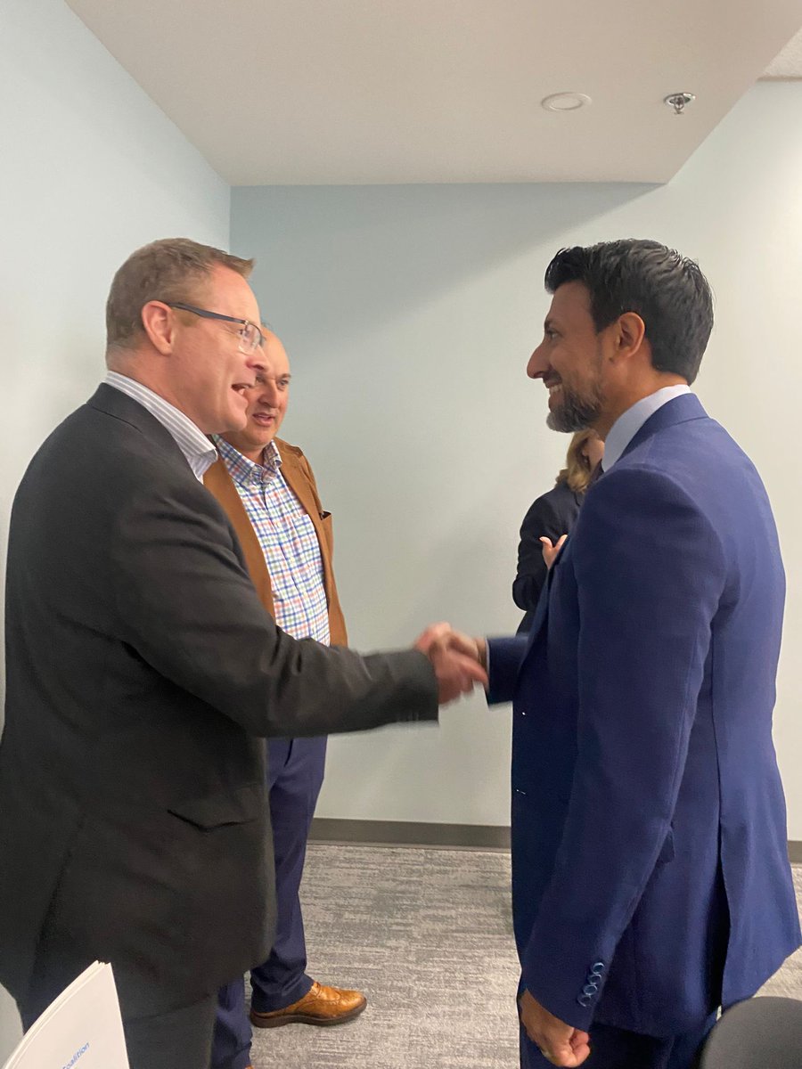 MSidhuLiberal's tweet image. L'énergie ne sert pas seulement à alimenter nos foyers - elle alimente notre économie, notre commerce et notre avenir.
Nous sommes ravis de rejoindre le @BizCouncilBC pour une table ronde sur la manière dont nous travaillons ensemble dans tous les secteurs pour faire du Canada…