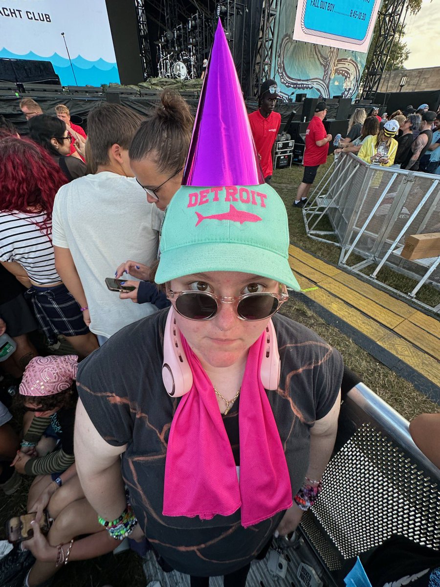 KintsugiKels's tweet image. I Saw Fall Out Boy on My Birthday and All I Got was This Stupid Party Hat (I love my party hat I am keeping it forever) (fobirthday was so magical)
