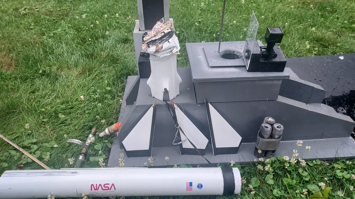 jdoepker79's tweet image. After a bit of searching and a helpful couple walking down the street, we found it... jus over a block away in the school yard. It appears that the interstage was too snug, and the ship failed to separate. It nosedived and impacted the ground. HLS is a total loss. However, the…