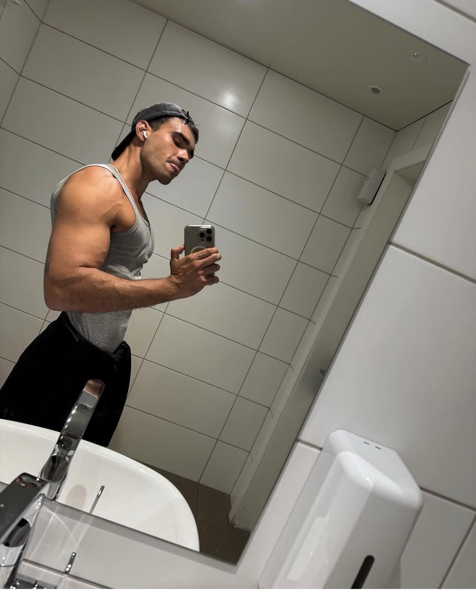 VisualCruising's tweet image. Cuerpo que educa, foto que seduce 💦