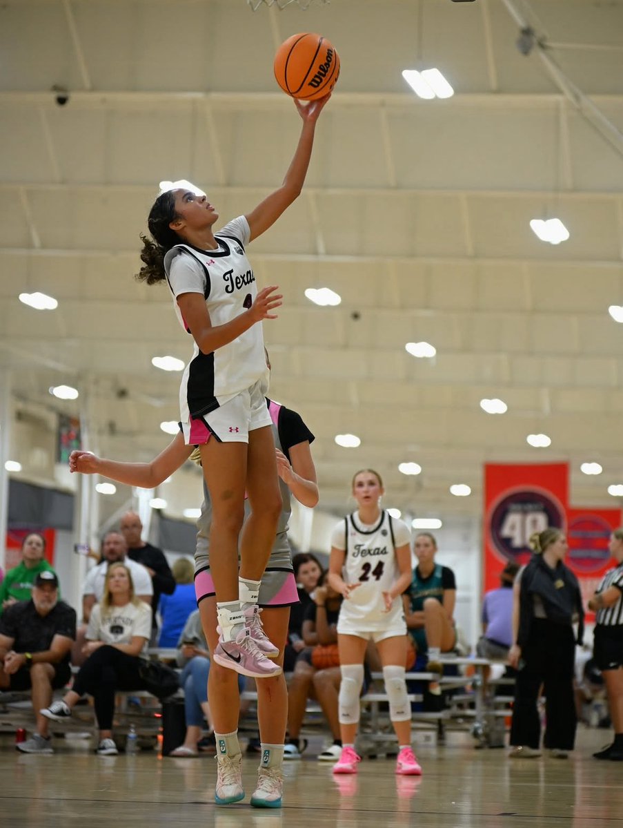 MadyWalker02's tweet image. Flying high for the finish 🩷💚