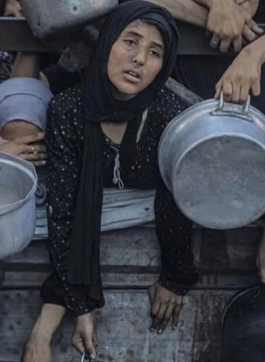 #من ينضر
 إلى هذه  الصورة  ولا يتأثر  ولا يبكي 
فليراجع إنسانيته واسلامه وعروبته
وحسبنا الله ونعم الوكيل