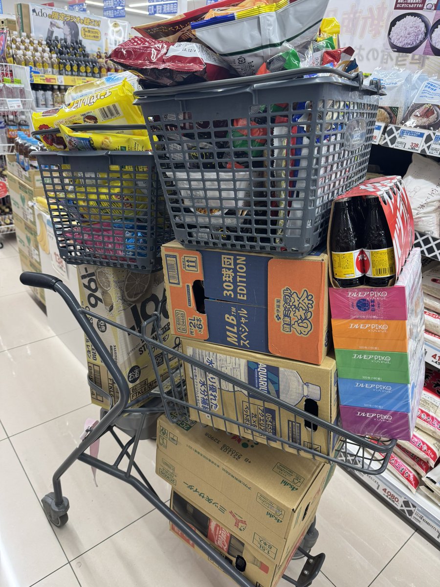 tkocombo's tweet image. 毎月20日はウェル活の日ってことでウェルシアで日用品のお買い物。15000円が1万円になるチートデイです。カートに載せられる限界に迫っていく!