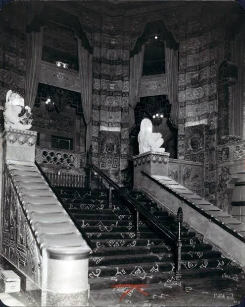 Tomslvarez7940's tweet image. El teatro Fisher en Detroit fue una maravilla del art deco aztec and mayan revival.
En 1961 fue remodelado y se perdió esa maravilla. 

Recorrer sus pasillos era imaginar  una aventura en algún sitio maya.