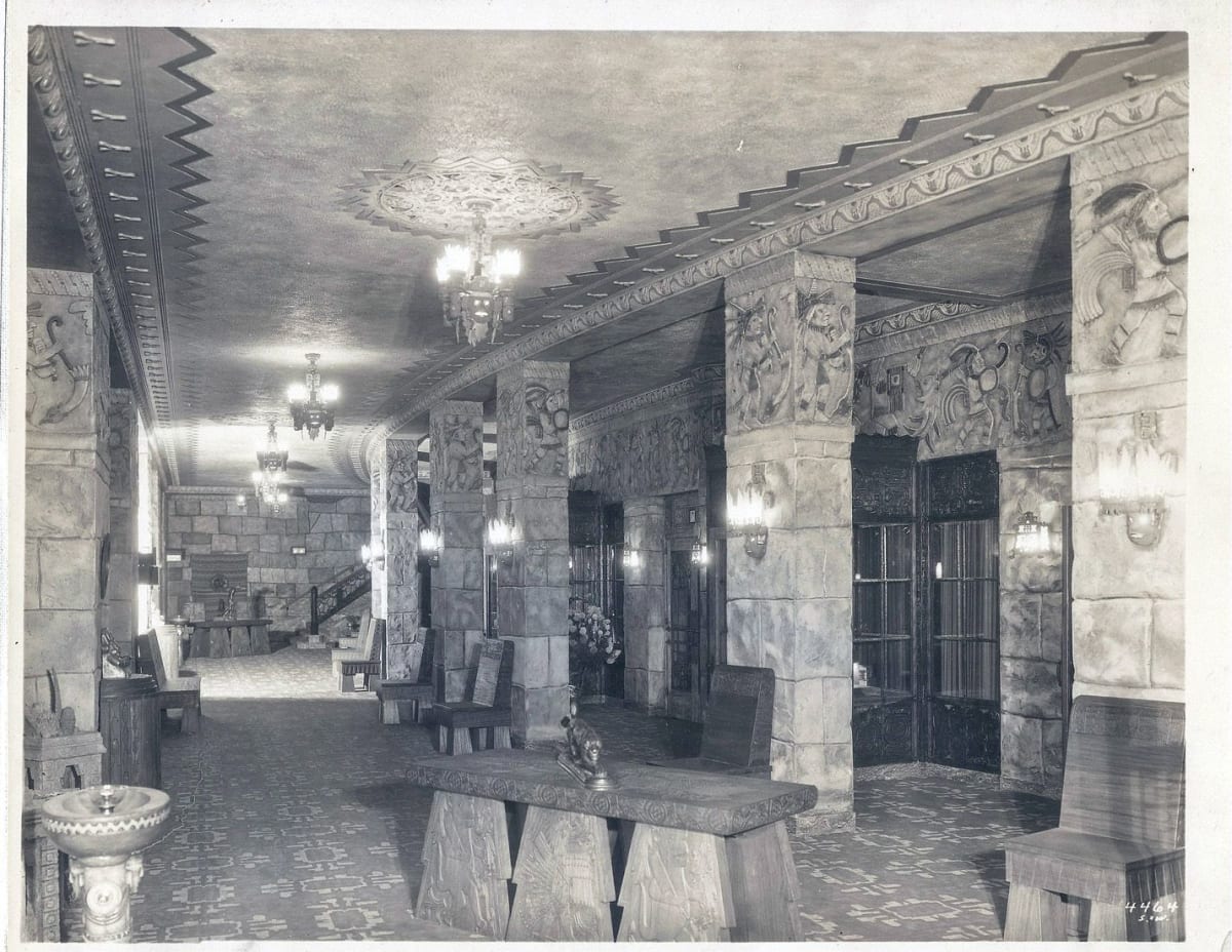 Tomslvarez7940's tweet image. El teatro Fisher en Detroit fue una maravilla del art deco aztec and mayan revival.
En 1961 fue remodelado y se perdió esa maravilla. 

Recorrer sus pasillos era imaginar  una aventura en algún sitio maya.