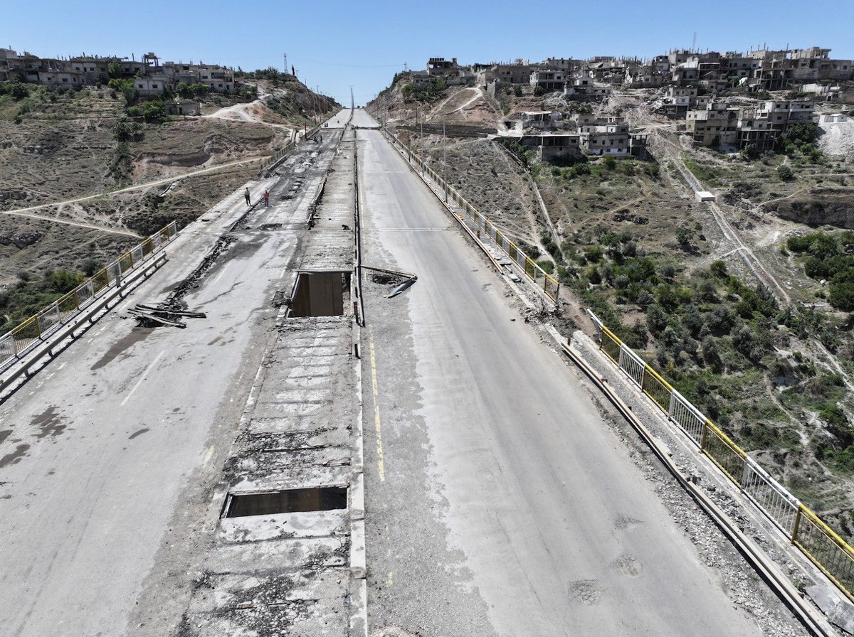 UndpSyria's tweet image. 🚧Al-Rastan Bridge—linking #Homs & #Hama & used by +70K ppl/month—was destroyed during the crisis.
Supported by the SHF @CBPFs, rehabilitation works are underway through @UNDP & @SyriaCivilDef (White Helmet) partnership
✨Accelerating #Syria’s recovery & access of people & goods
