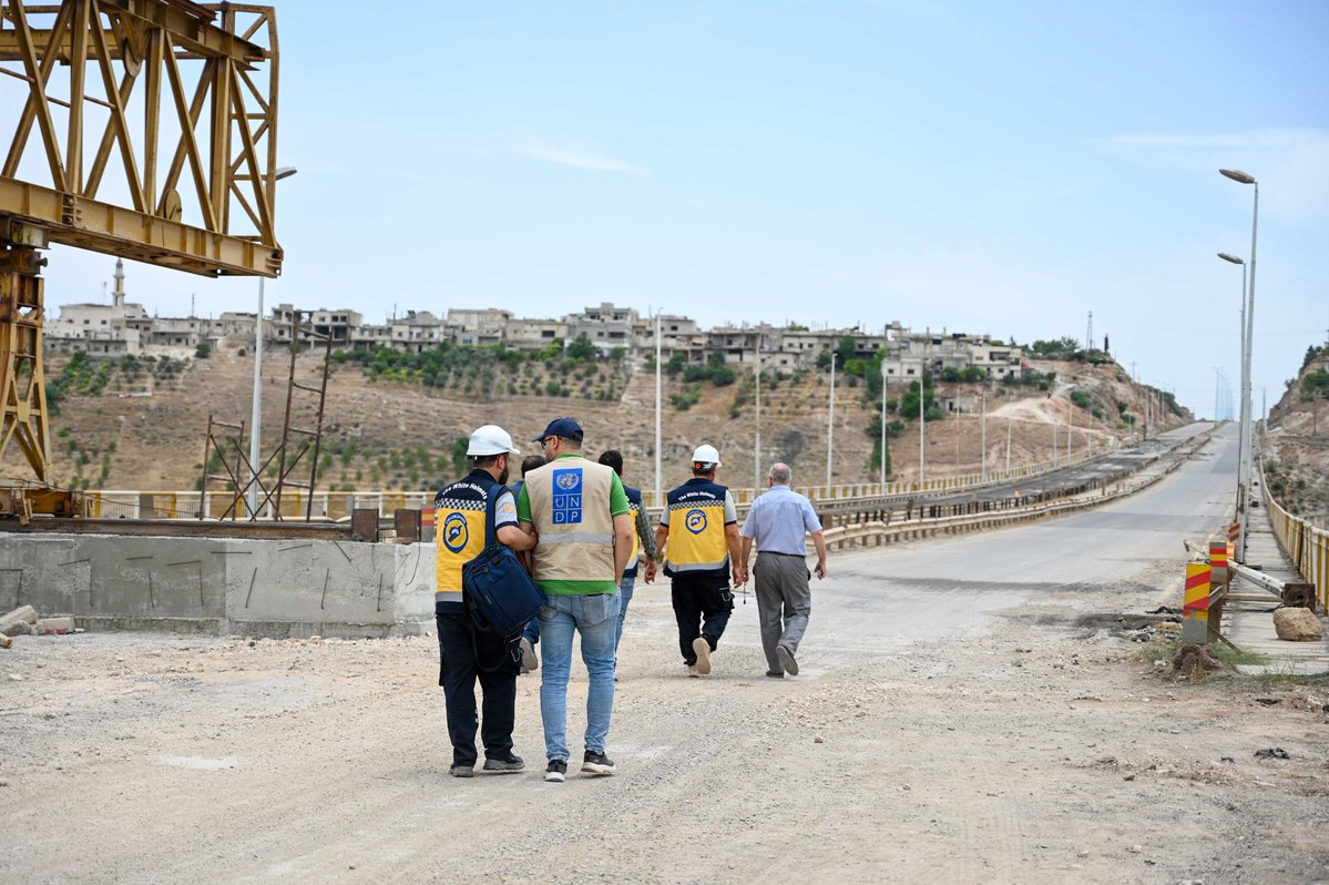 UndpSyria's tweet image. 🚧Al-Rastan Bridge—linking #Homs & #Hama & used by +70K ppl/month—was destroyed during the crisis.
Supported by the SHF @CBPFs, rehabilitation works are underway through @UNDP & @SyriaCivilDef (White Helmet) partnership
✨Accelerating #Syria’s recovery & access of people & goods