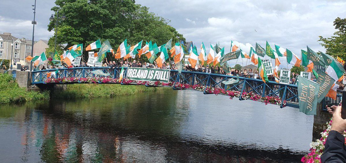 ClannEireannIE's tweet image. Local members of Clann Éireann joined the anti-immigration protest in Sligo yesterday.
It is important to state here that we in Clann Éireann do not believe that protests are an effective way to change government policy whatsoever. For us, protests are merely useful as a method…