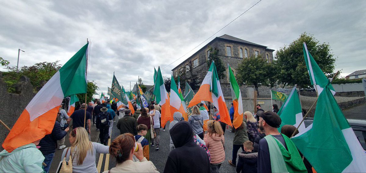 ClannEireannIE's tweet image. Local members of Clann Éireann joined the anti-immigration protest in Sligo yesterday.
It is important to state here that we in Clann Éireann do not believe that protests are an effective way to change government policy whatsoever. For us, protests are merely useful as a method…