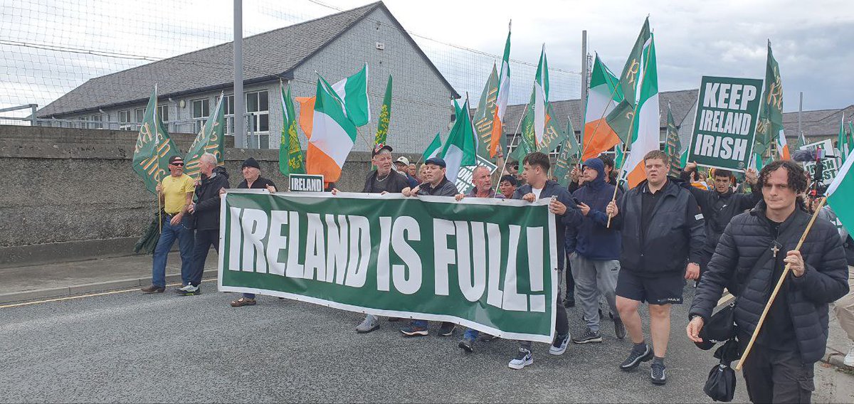 ClannEireannIE's tweet image. Local members of Clann Éireann joined the anti-immigration protest in Sligo yesterday.
It is important to state here that we in Clann Éireann do not believe that protests are an effective way to change government policy whatsoever. For us, protests are merely useful as a method…