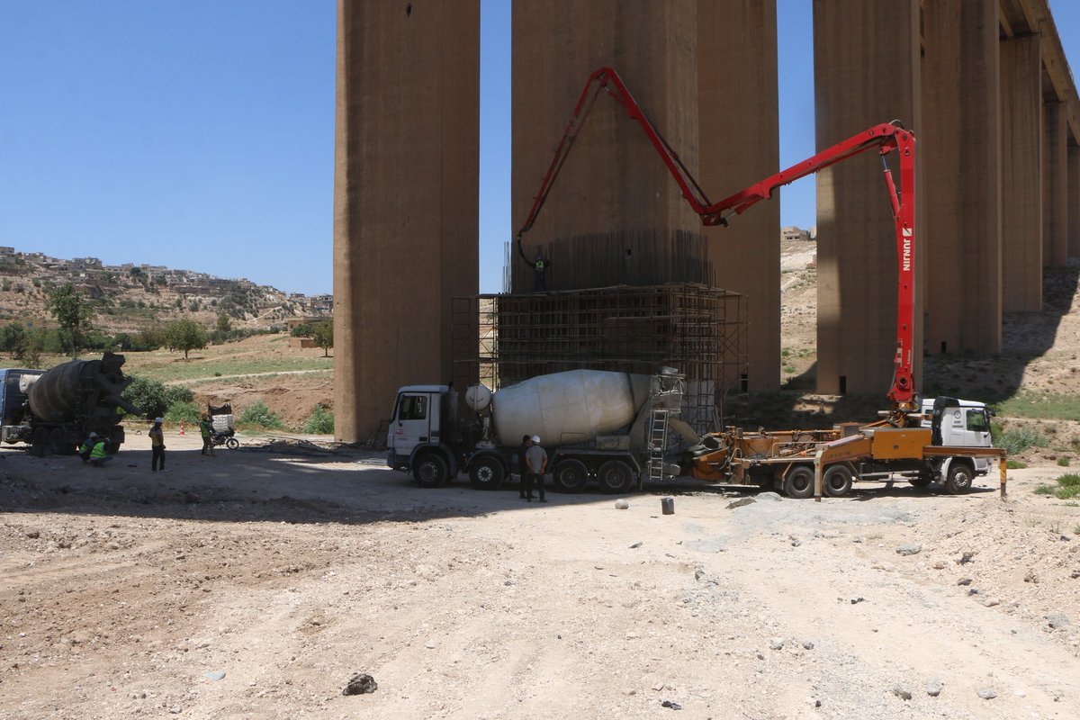 UndpSyria's tweet image. 🚧Al-Rastan Bridge—linking #Homs & #Hama & used by +70K ppl/month—was destroyed during the crisis.
Supported by the SHF @CBPFs, rehabilitation works are underway through @UNDP & @SyriaCivilDef (White Helmet) partnership
✨Accelerating #Syria’s recovery & access of people & goods