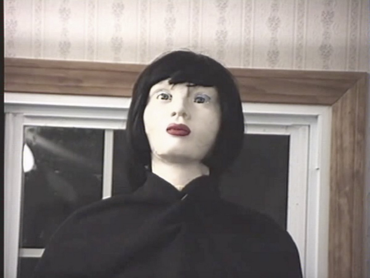 No tengo idea de quién es, pero las últimas 48 horas sólo leo de Sister Hong cansinamente, y cada vez que veo la foto me acuerdo de 'Broadcast Signal Intrusion' y Tara the Android...